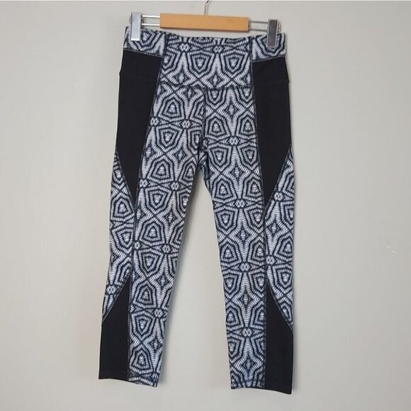 𝅺nwt Athleta Salutation Capris Black White S - Picture 2 of 13